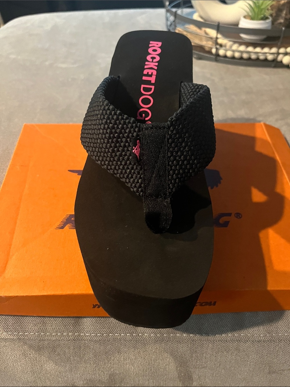 Rocket Dog Black Platform Flip Flops with Pink Logo Size:10M NEW IN BOX - Picture 4 of 6